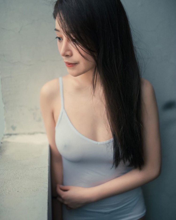 台湾巨乳女孩很敢穿   不穿内衣激凸了！  [15P]