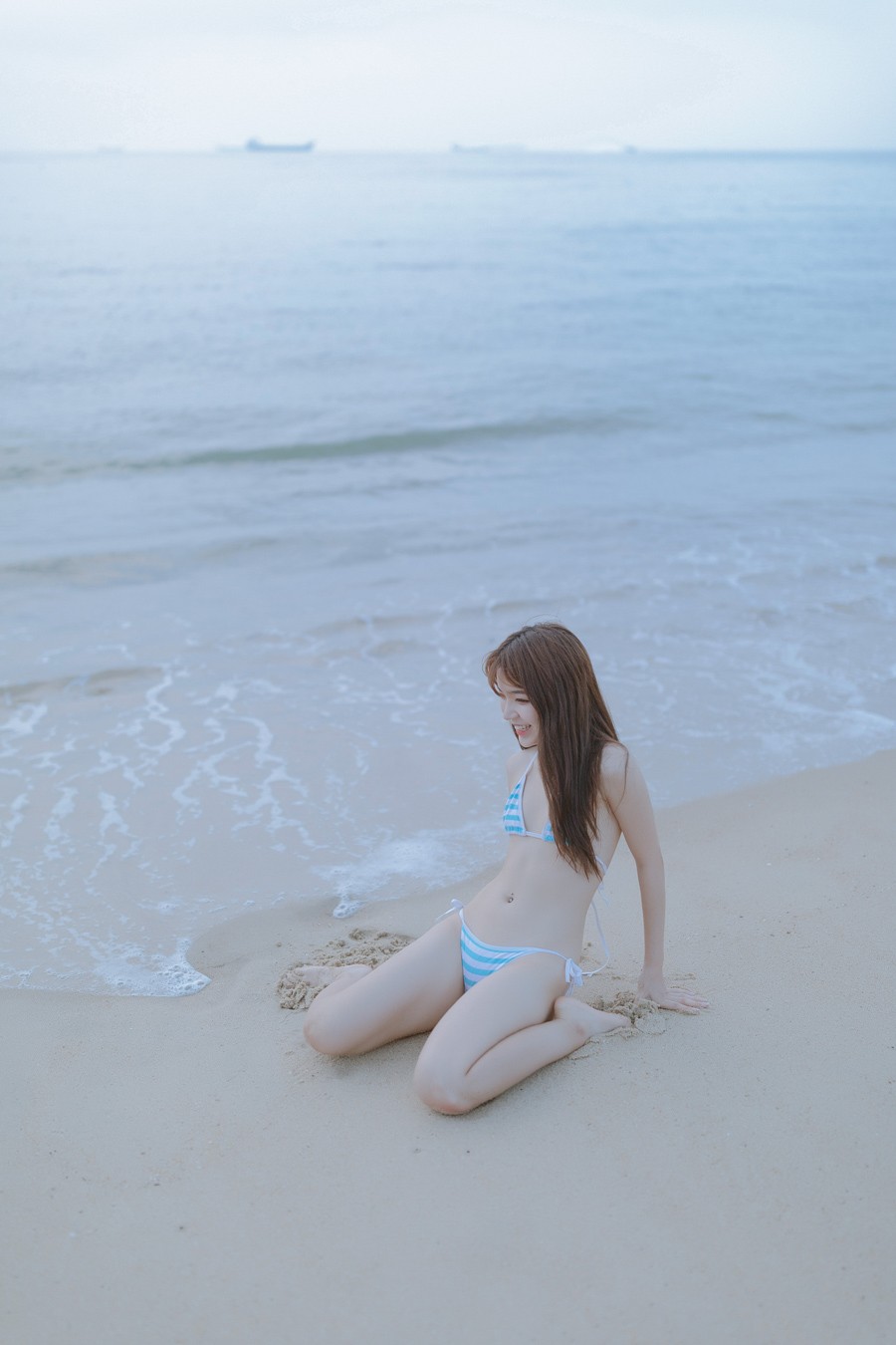海边沙滩少女写真套图【PHX:MixMico】