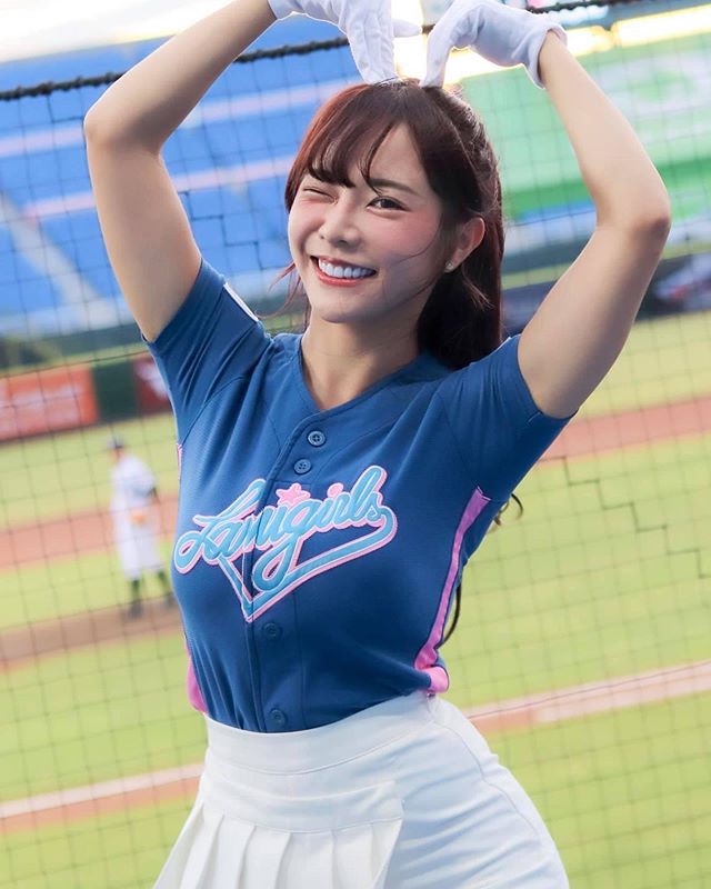 台湾美少女啦啦队长巫苡萱出性感月曆 陪粉丝渡过2020年